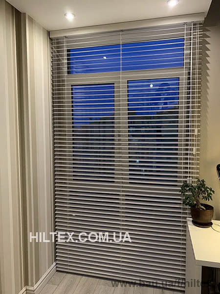 Рулонные шторы на окне